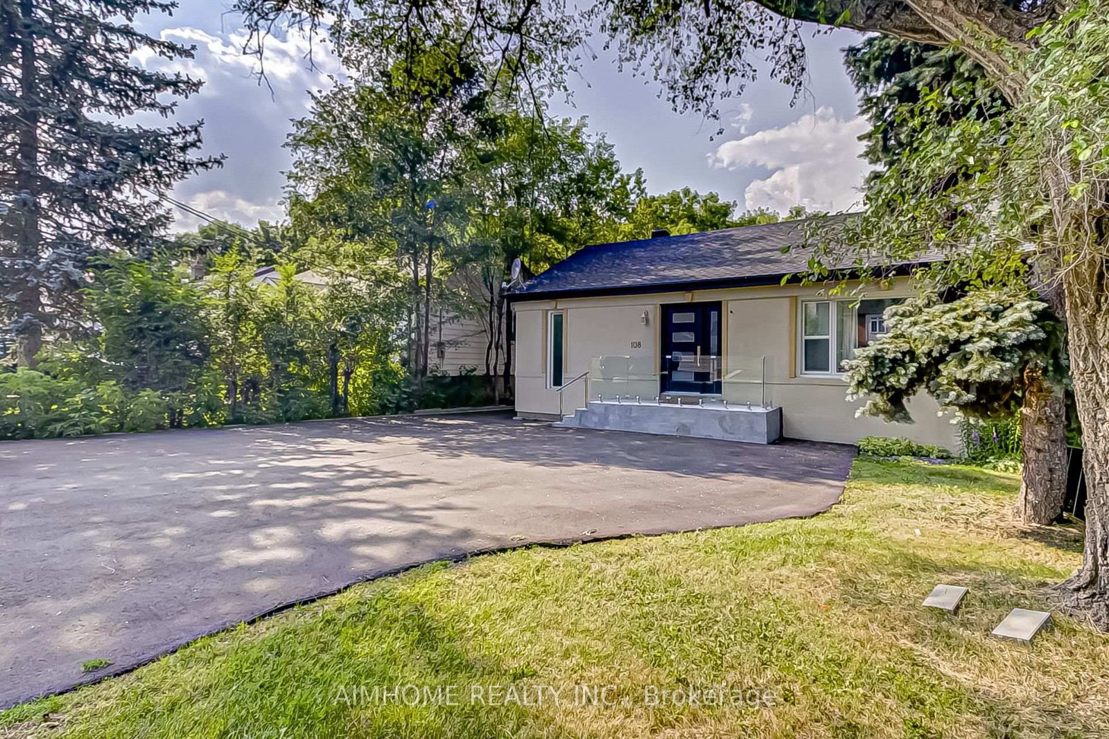 108 Steeles Avenue E • Markham, ON photo 2