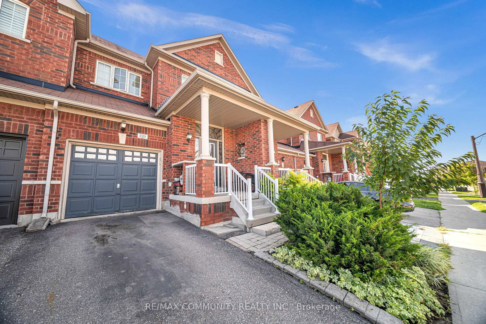 220 Lageer Drive • Whitchurch-Stouffville, ON photo 3