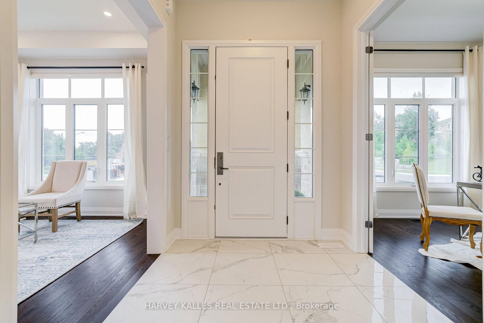 6 Dennis Reed Court • Aurora, ON photo 2