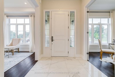 6 Dennis Reed Court • Aurora, ON photo 2