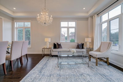6 Dennis Reed Court • Aurora, ON photo 5