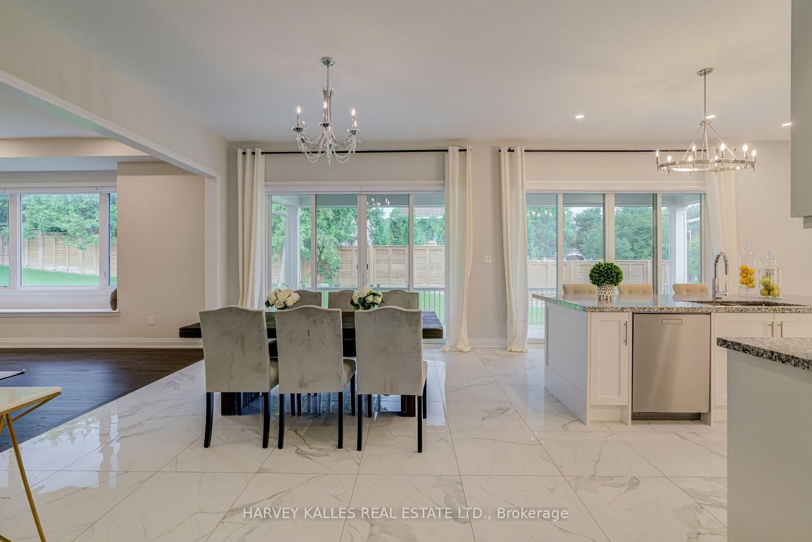 6 Dennis Reed Court • Aurora, ON photo 8