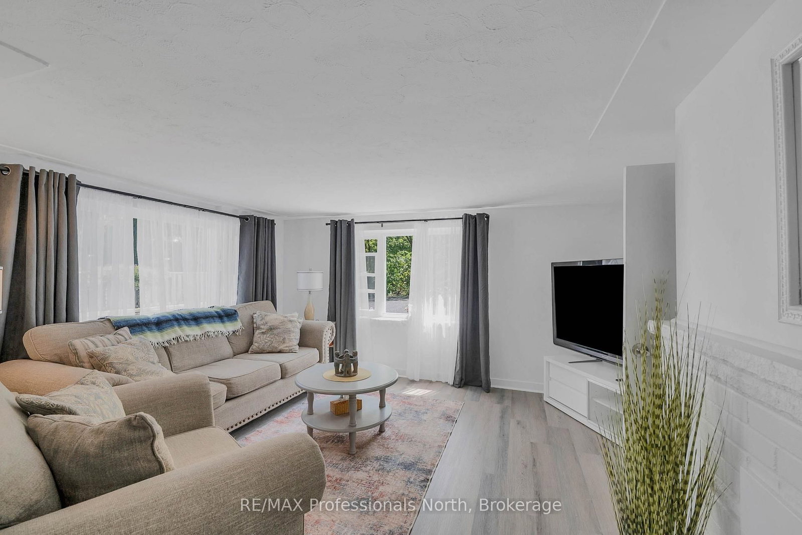 63 The Queensway N • Georgina, ON photo 32