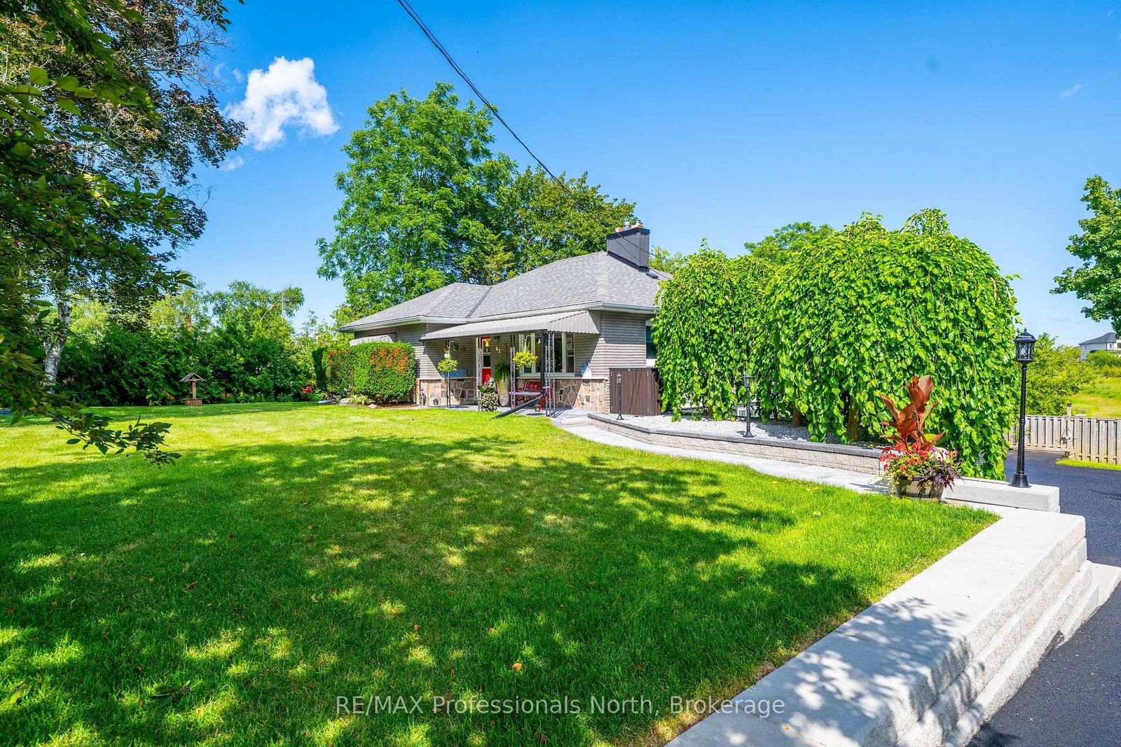 63 The Queensway N • Georgina, ON photo 5