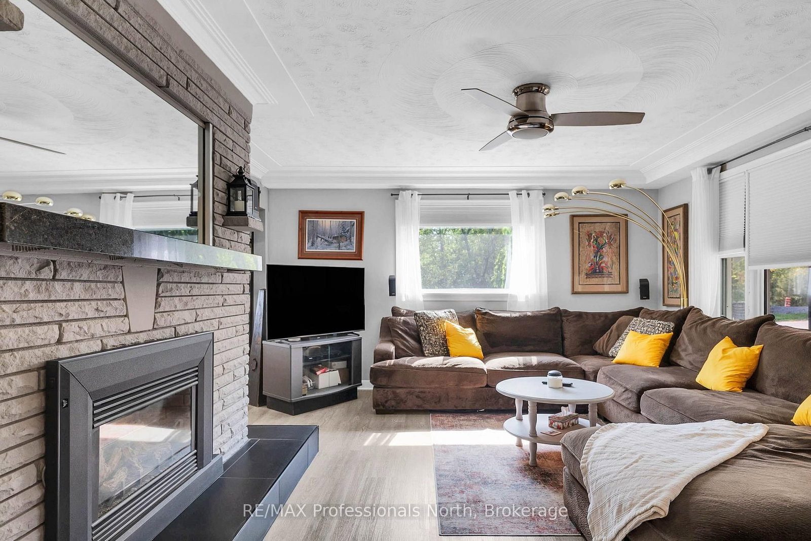 63 The Queensway N • Georgina, ON photo 9