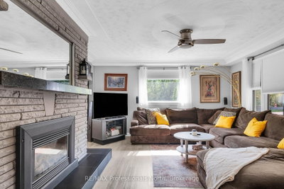 63 The Queensway N • Georgina, ON photo 9