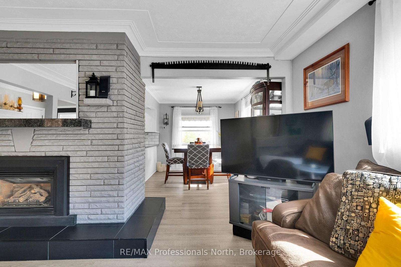 63 The Queensway N • Georgina, ON photo 11