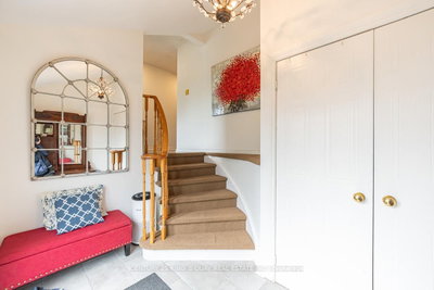 40 Stonehill Boulevard • East Gwillimbury, ON photo 3