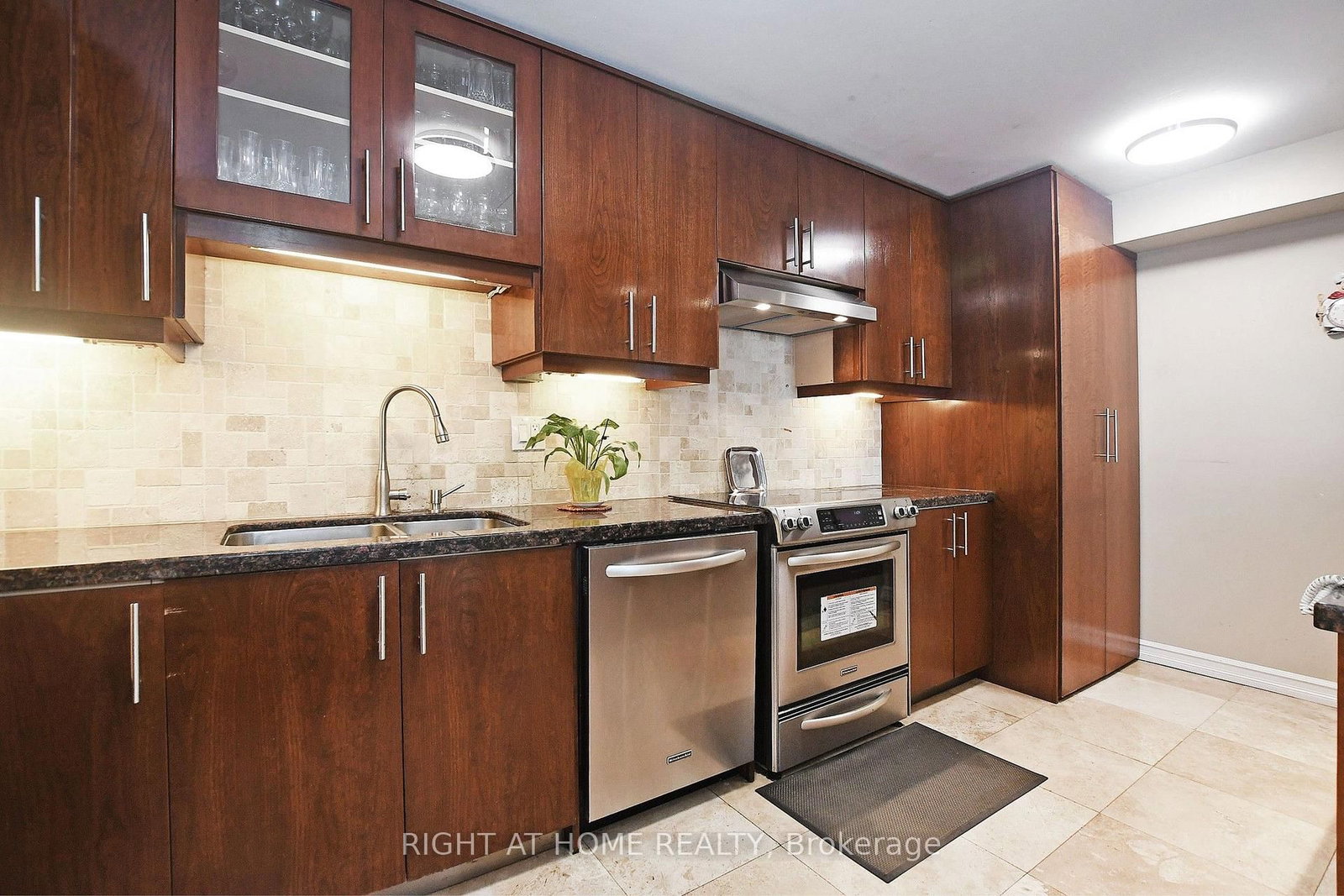 60 Inverlochy Boulevard • #806 • Markham, ON photo 14