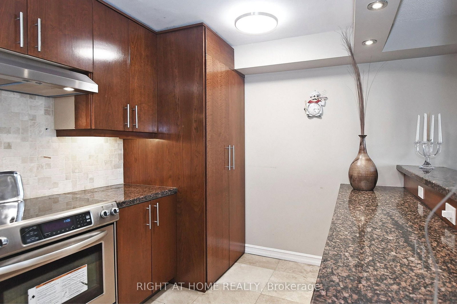60 Inverlochy Boulevard • #806 • Markham, ON photo 19