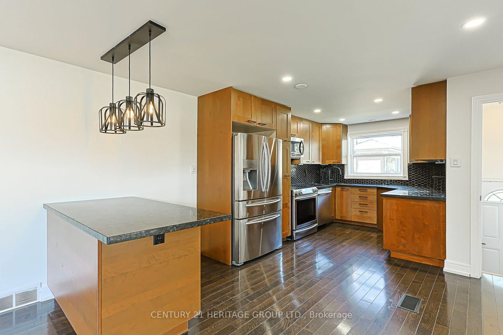 314 Wenlock Avenue • Richmond Hill, ON photo 6