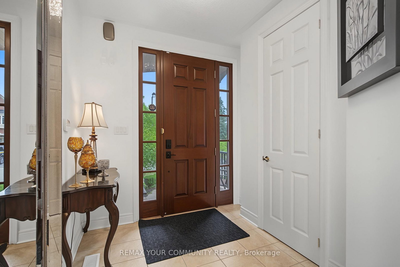 8 Yemina Gate • Vaughan, ON photo 4