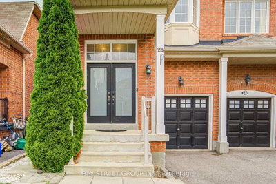 23 Horn Street • Whitchurch-Stouffville, ON photo 2