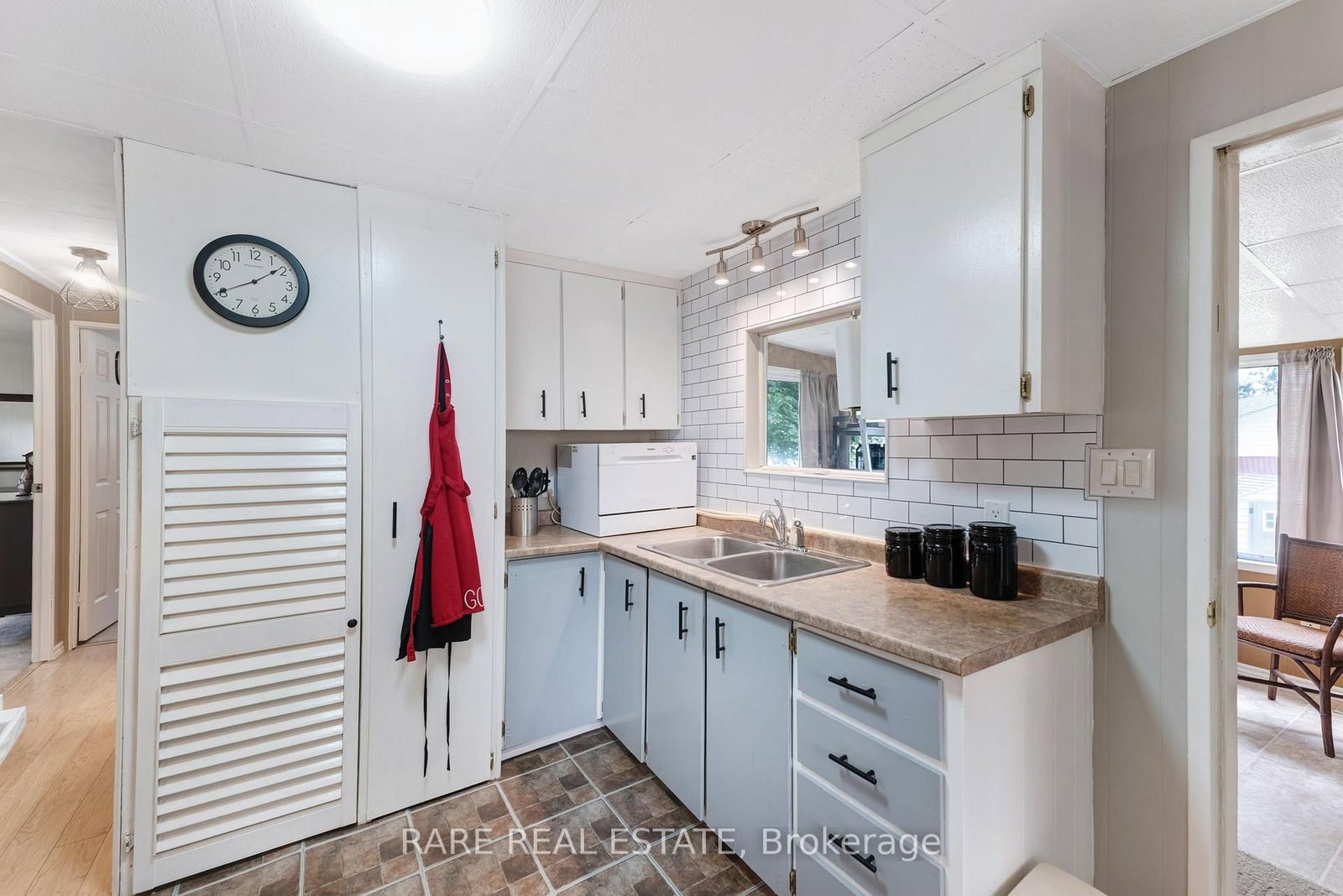 11 Hawthorne Drive • Innisfil, ON photo 6