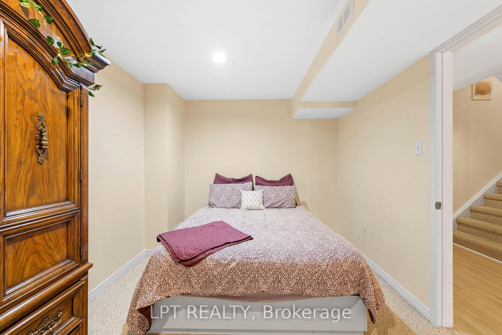 416 Flanagan Court • Newmarket, ON photo 37