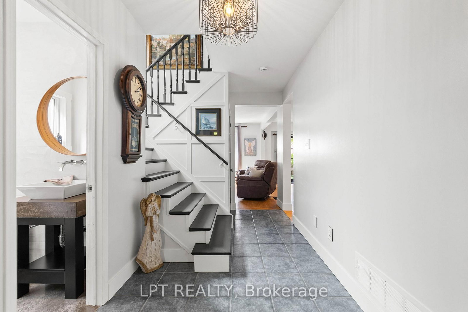 416 Flanagan Court • Newmarket, ON photo 8
