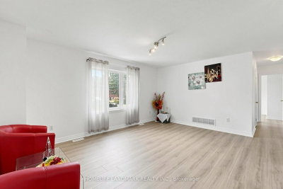328 Winnifred Drive • Georgina, ON photo 3