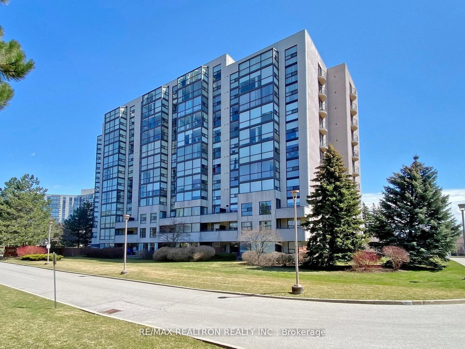40 Harding Boulevard W • #1015 • Richmond Hill, ON photo 2