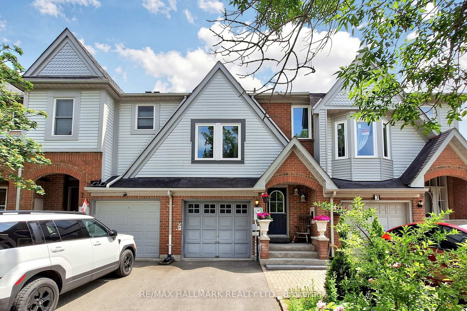 5 Evelyn Buck Lane • Aurora, ON photo 1