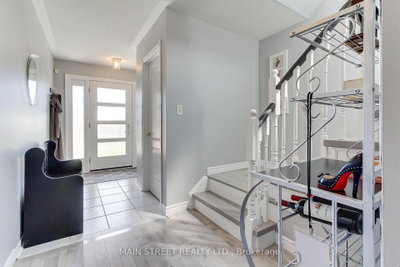 17 Hirst Avenue • Georgina, ON photo 4