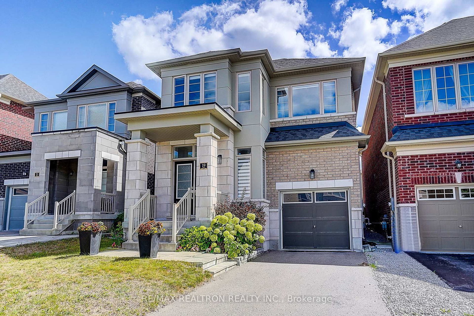 19 Falconridge Terrace • East Gwillimbury, ON photo 1