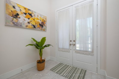 215 Elyse Court • Aurora, ON photo 3