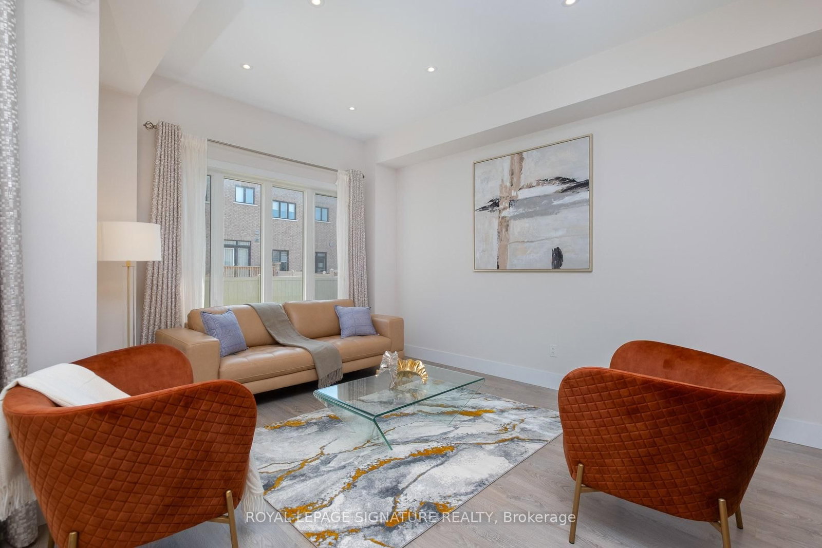 215 Elyse Court • Aurora, ON photo 4