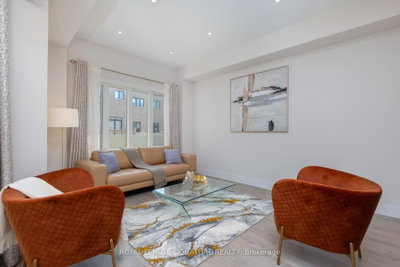 215 Elyse Court • Aurora, ON photo 4