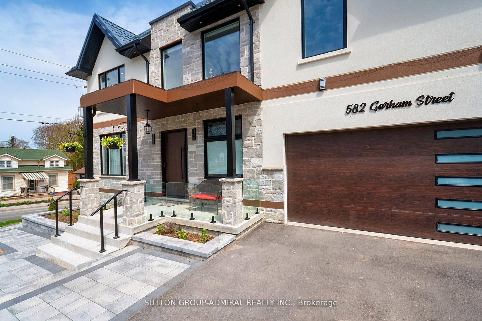 582 Gorham Street • Newmarket, ON photo 2