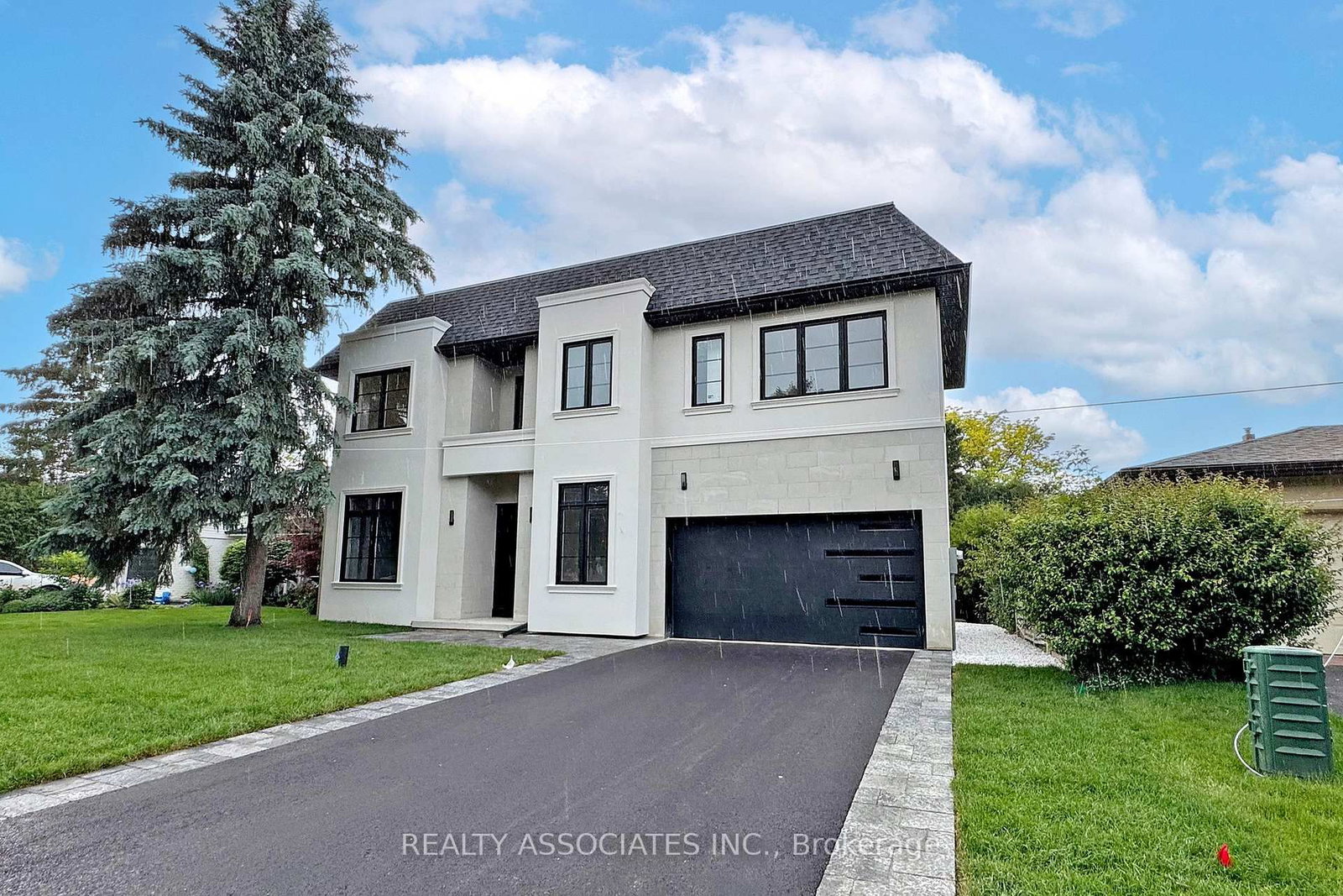 32 Cossar Avenue • Aurora, ON photo 2