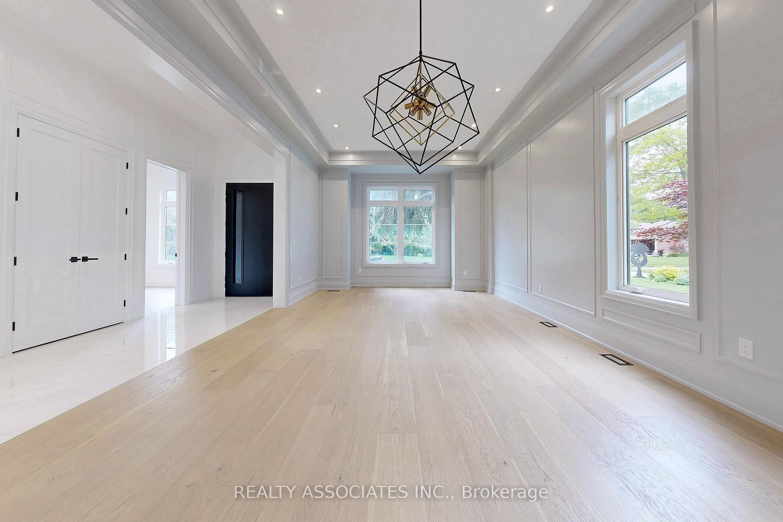 32 Cossar Avenue • Aurora, ON photo 5
