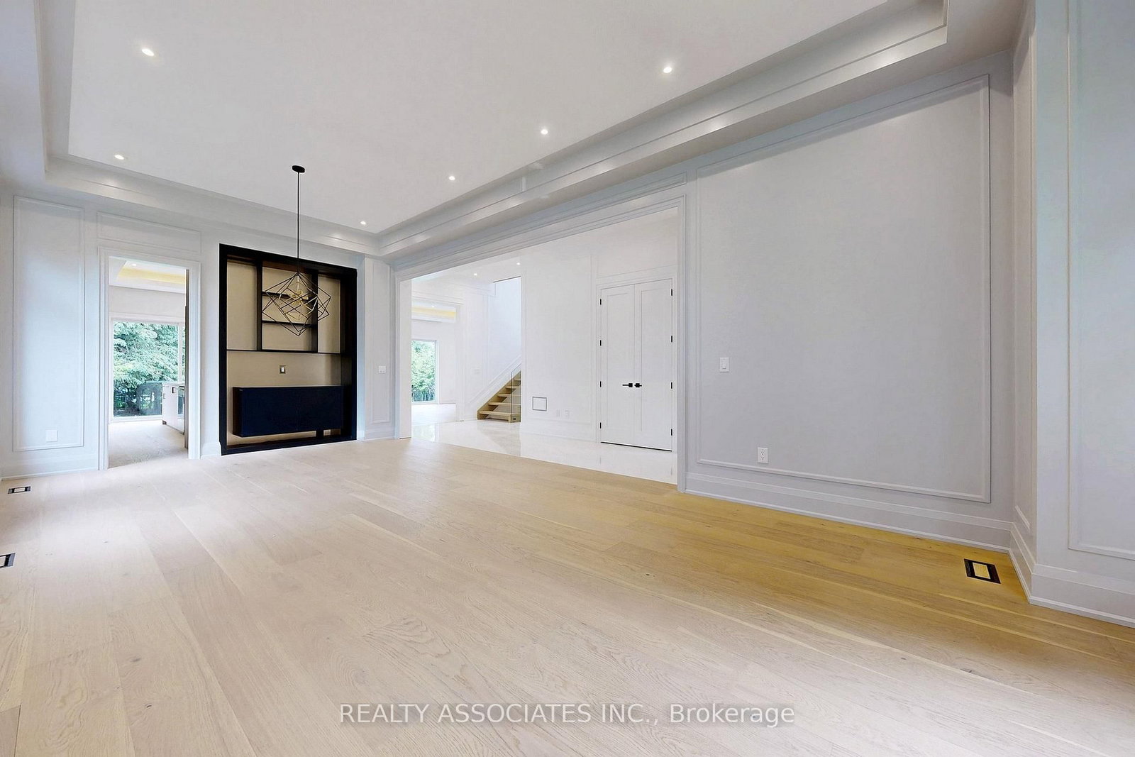 32 Cossar Avenue • Aurora, ON photo 6
