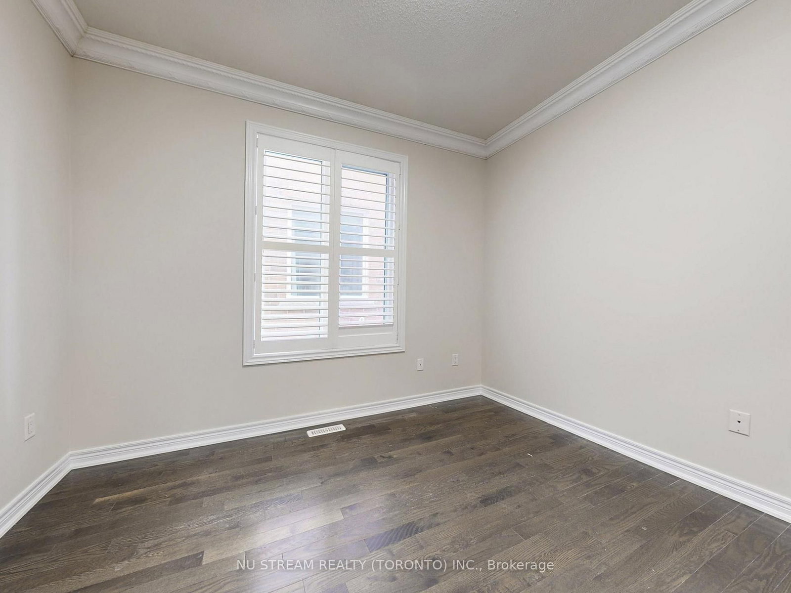 224 Aspenwood Drive • Newmarket, ON photo 3