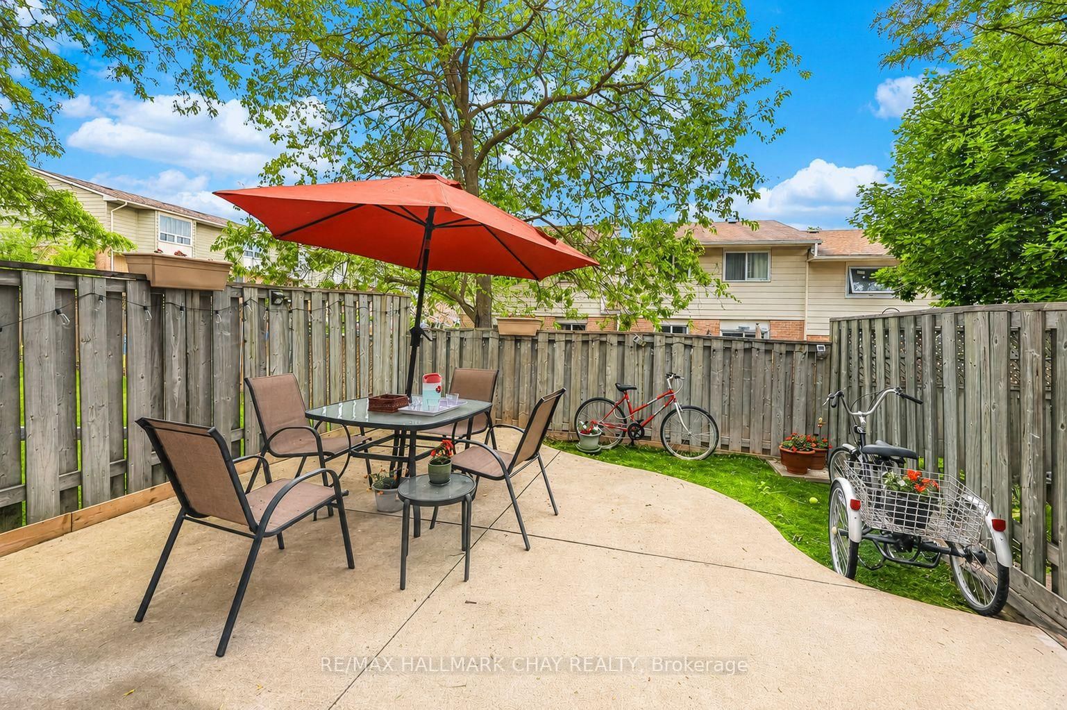 31 Harmony Circle • Bradford West Gwillimbury, ON photo 3