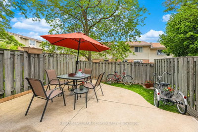 31 Harmony Circle • Bradford West Gwillimbury, ON photo 3
