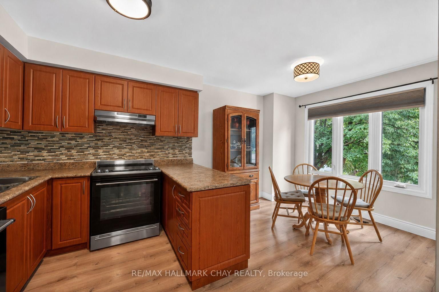 31 Harmony Circle • Bradford West Gwillimbury, ON photo 4