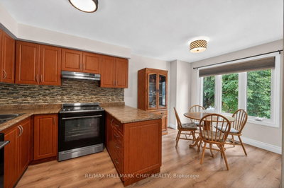 31 Harmony Circle • Bradford West Gwillimbury, ON photo 4