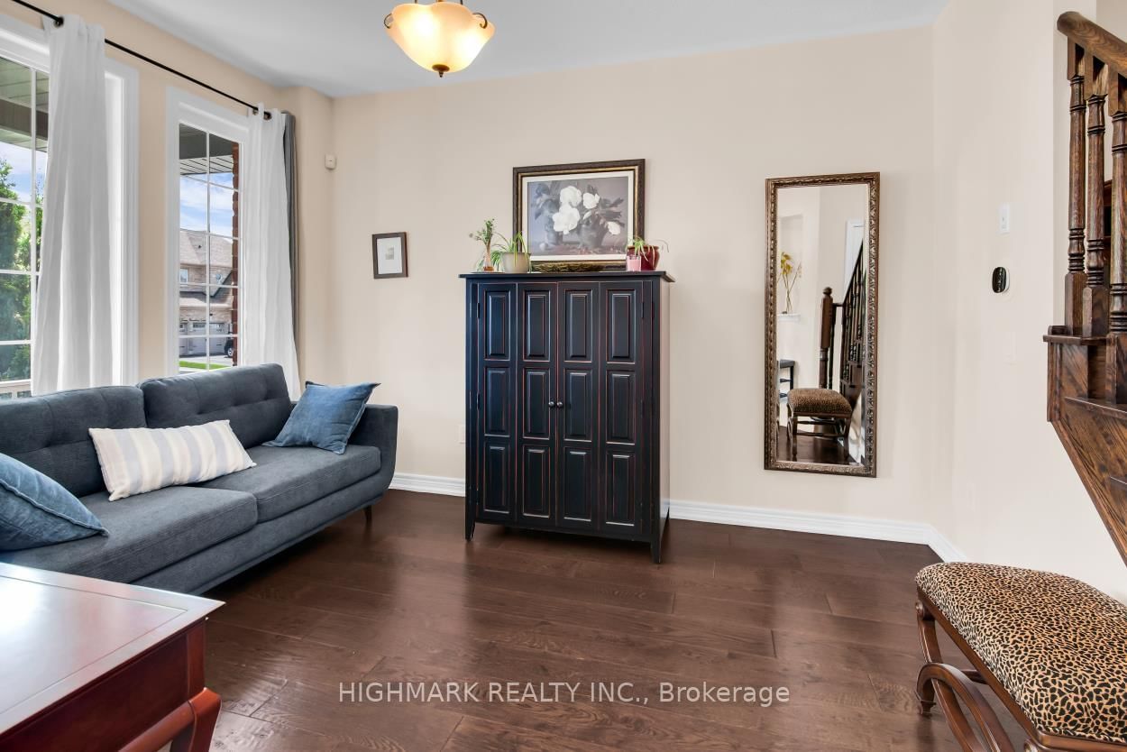 181 Emma Broadbent Court • Newmarket, ON photo 5