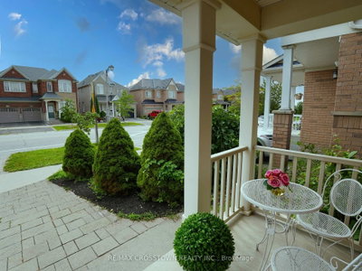 460 Reeves Way Boulevard • Whitchurch-Stouffville, ON photo 3