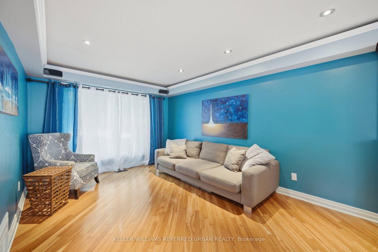 82 Eastman Crescent • Newmarket, ON photo 4
