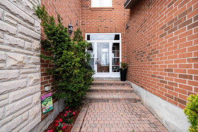 36 Edgemont Court • Richmond Hill, ON photo 3