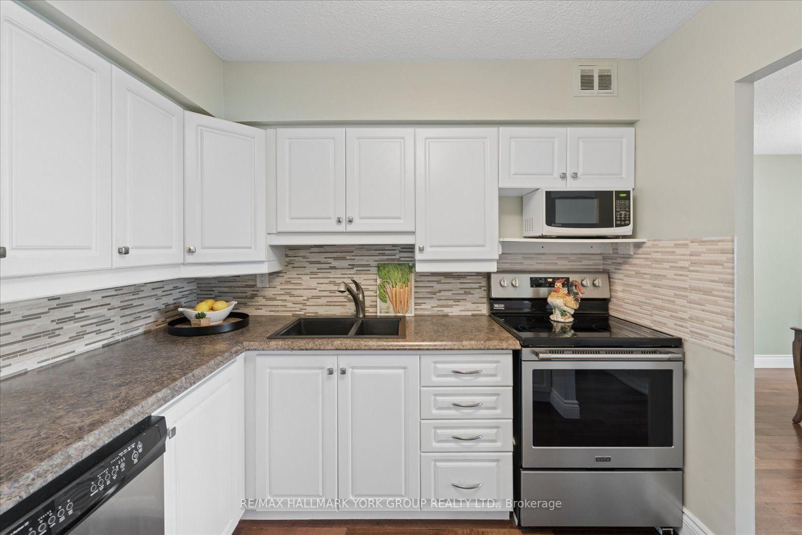 20 William Roe Boulevard • #405 • Newmarket, ON photo 17