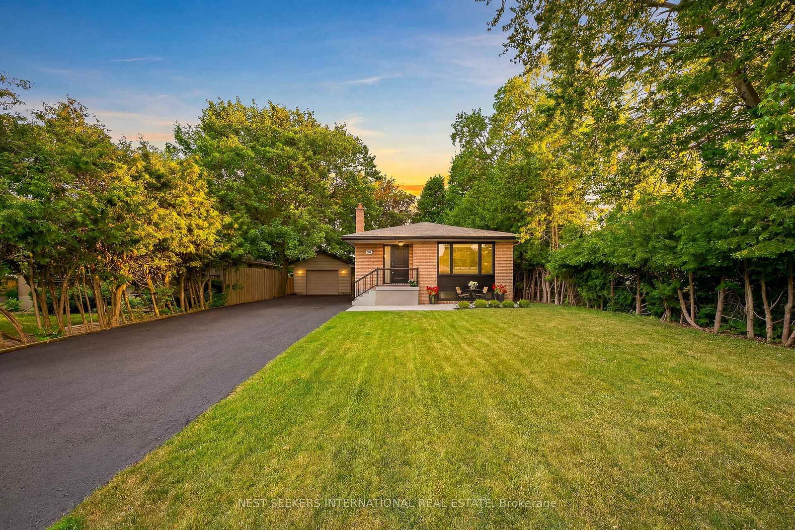 67 Foreht Crescent • Aurora, ON photo 2