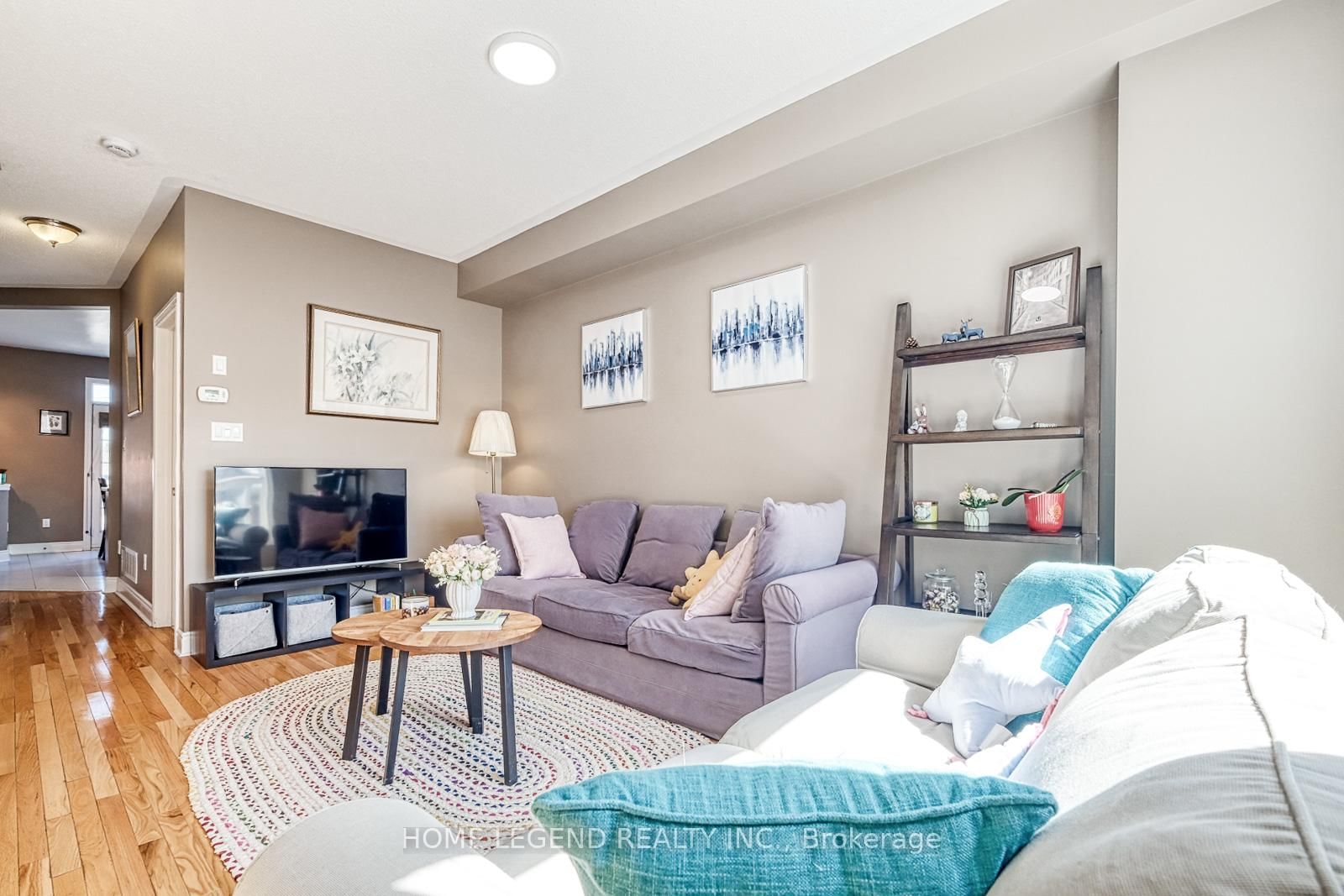 28 Loring Doolittle Court • Aurora, ON photo 4