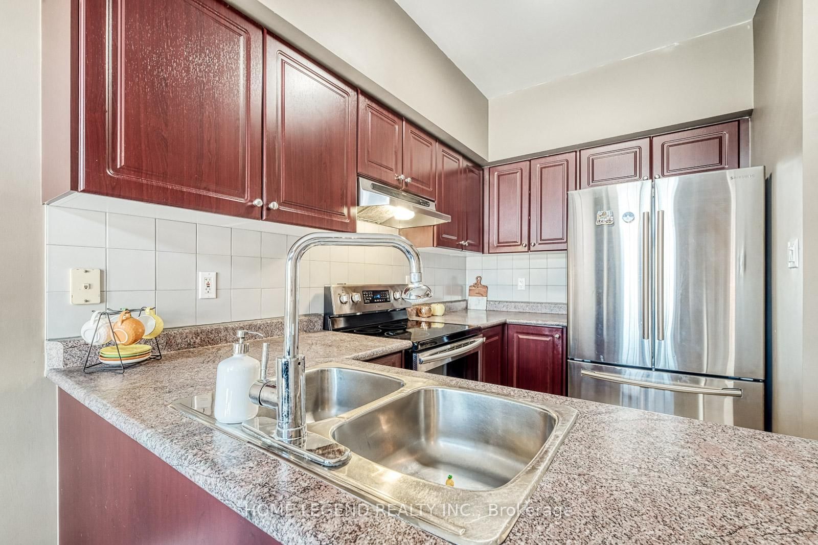 28 Loring Doolittle Court • Aurora, ON photo 8