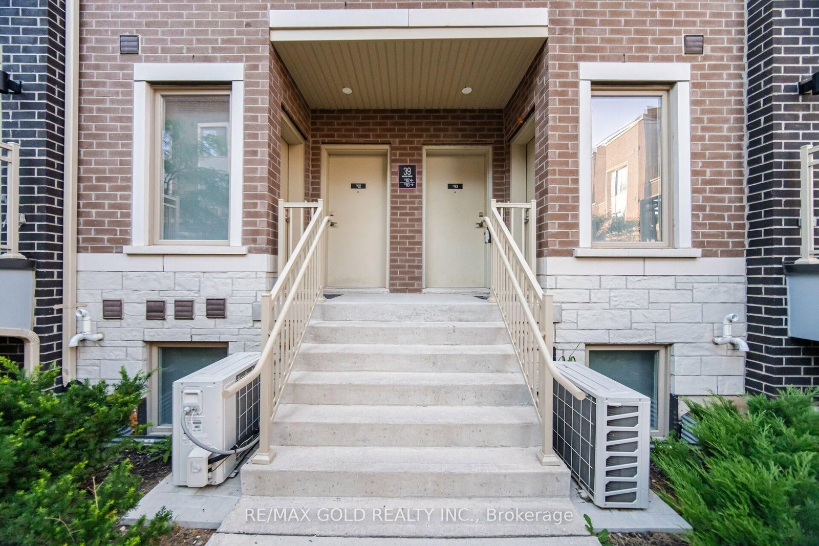 39 Honeycrisp Crescent • #TH83 • Vaughan, ON photo 2