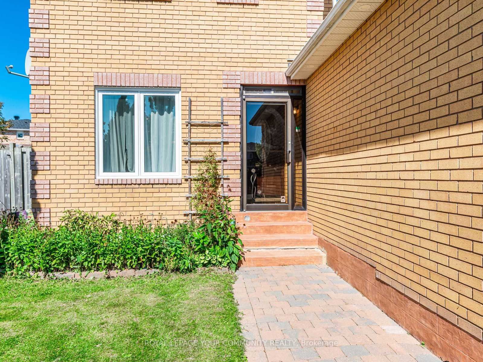 5 Mandel Crescent • Richmond Hill, ON photo 2