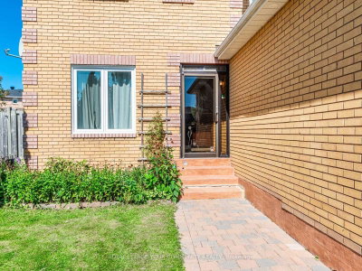 5 Mandel Crescent • Richmond Hill, ON photo 2