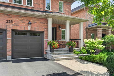 228 Twin Hills Crescent • Vaughan, ON photo 3