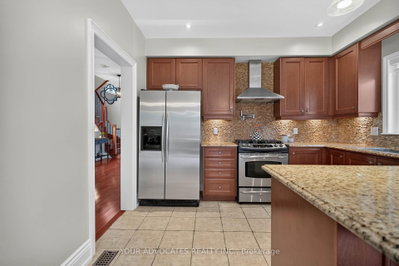 228 Twin Hills Crescent • Vaughan, ON photo 9